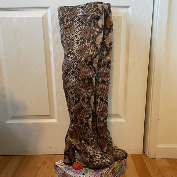 Shelly’s London Patent Leather Snake print over the knee boots 30” with 4” heel - Picture 6 of 13